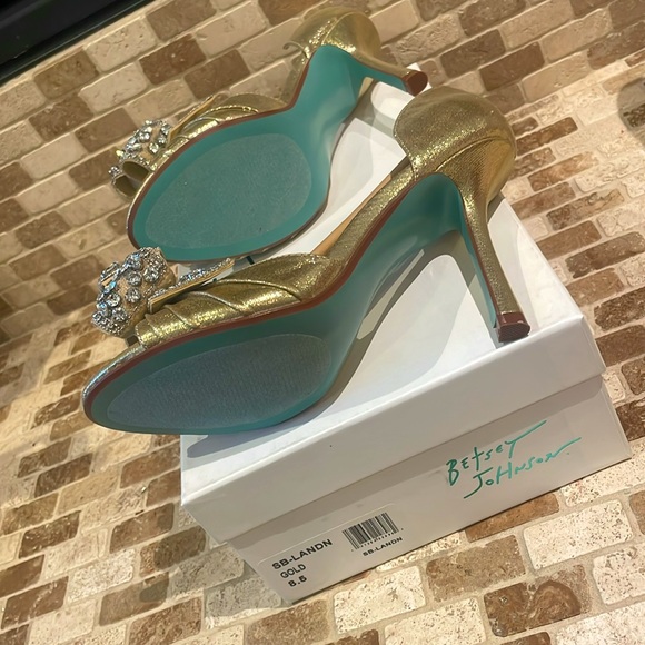 Betsy Johnson Gold LANDN Heels: BRAND NEW NEVER WORN - Picture 3 of 5